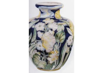 vaso con motivi floreali e foglie